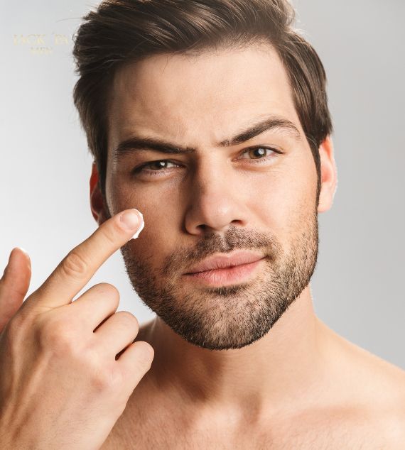 hombre usando crema facial para hombre cuidado de la piel jackpa cosmetics